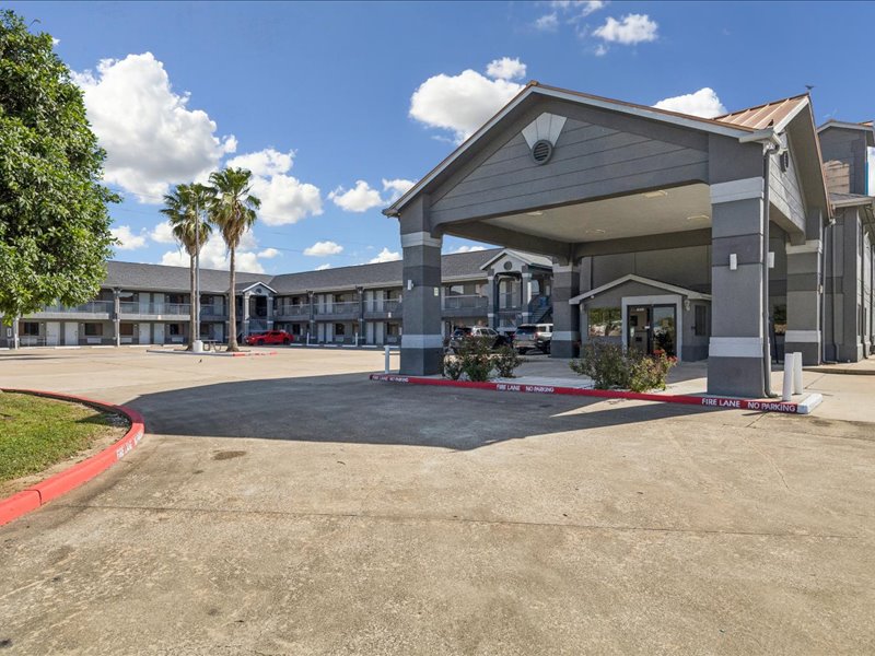 Exterior view of Hotel Blue Baytown in Texas